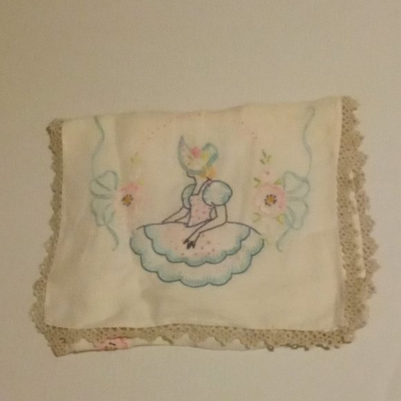 Amazon.com: ARTABLE Rectangle Small Table Cloth Lace Macrame  Vintage Handmade Linen Embroidered Table Scarf w/Lace Border